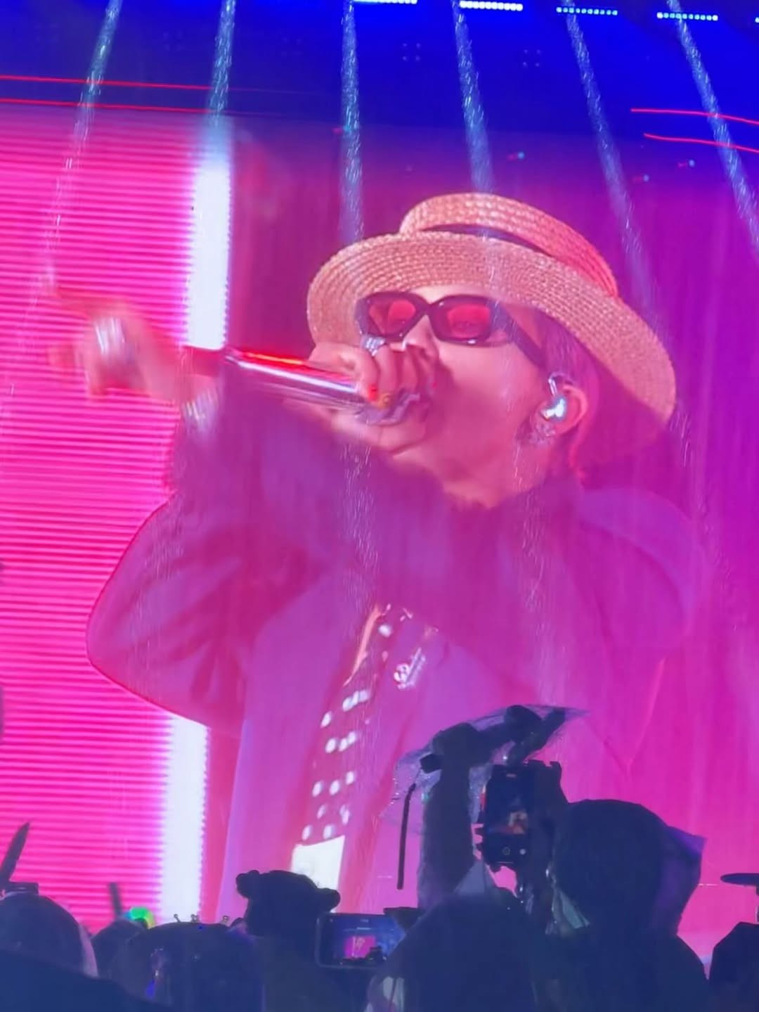 Trên trang cá nhân, nàng MC hào hứng khoe những khoảnh khắc chính tay ghi lại trong không khí sôi động của buổi concert.