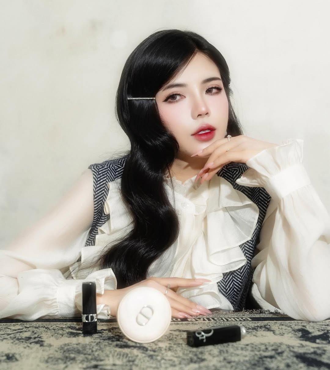 Cô không chỉ sở hữu ngoại hình nổi bật mà còn có khả năng dẫn dắt duyên dáng, thông minh.