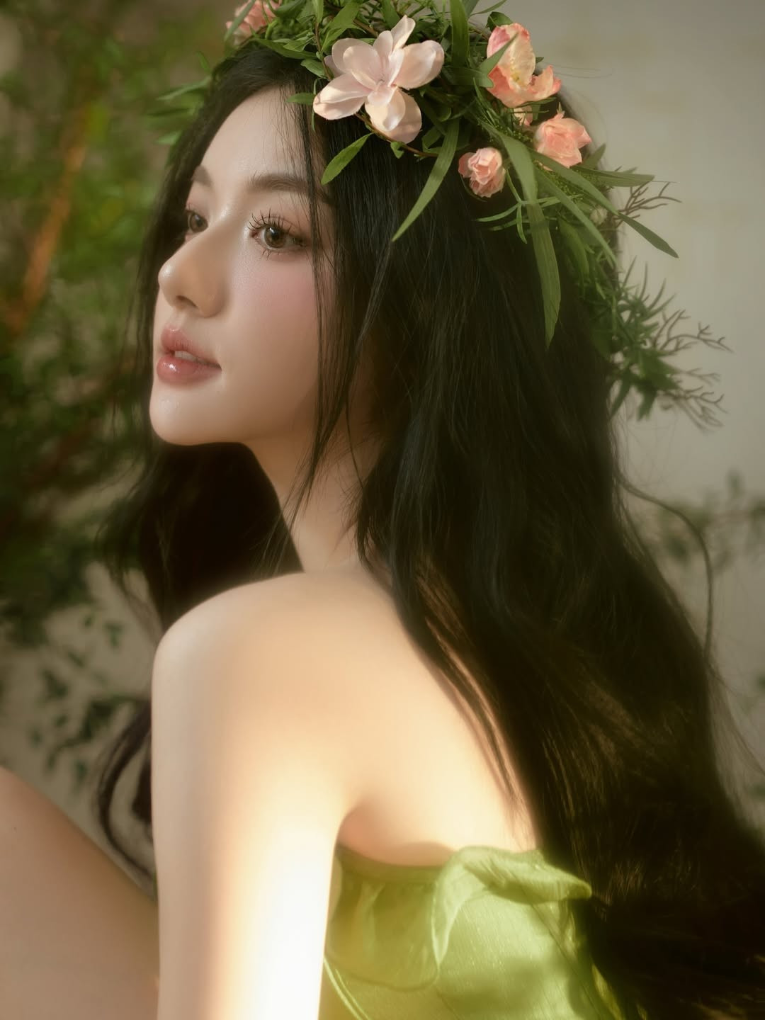 Với lối trang điểm trong veo, điểm xuyết chút má hồng hây hây và đôi mắt long lanh, cô nàng trông hệt như một nàng tiên nhỏ bước ra từ những câu chuyện cổ tích. (Ảnh: IGNV)