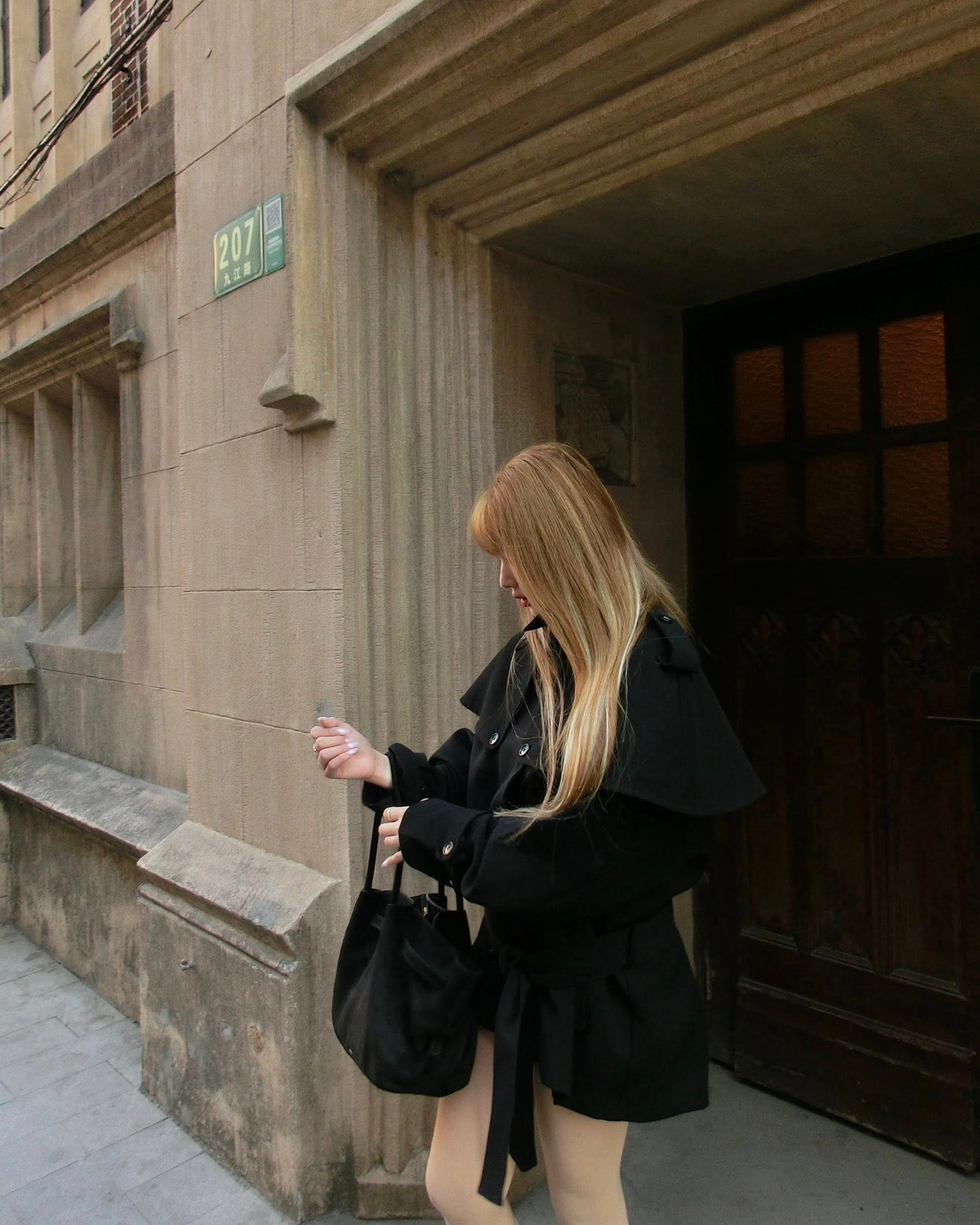 Trong loạt ảnh, Xoài Non tiếp tục khẳng định phong độ nhan sắc đỉnh cao. Giữa tiết trời se lạnh của Thượng Hải, nàng hot girl sinh năm 2002 lựa chọn lối trang điểm trong trẻo, nhấn vào đôi mắt to tròn và làn da trắng không tì vết. (Ảnh: IGNV)