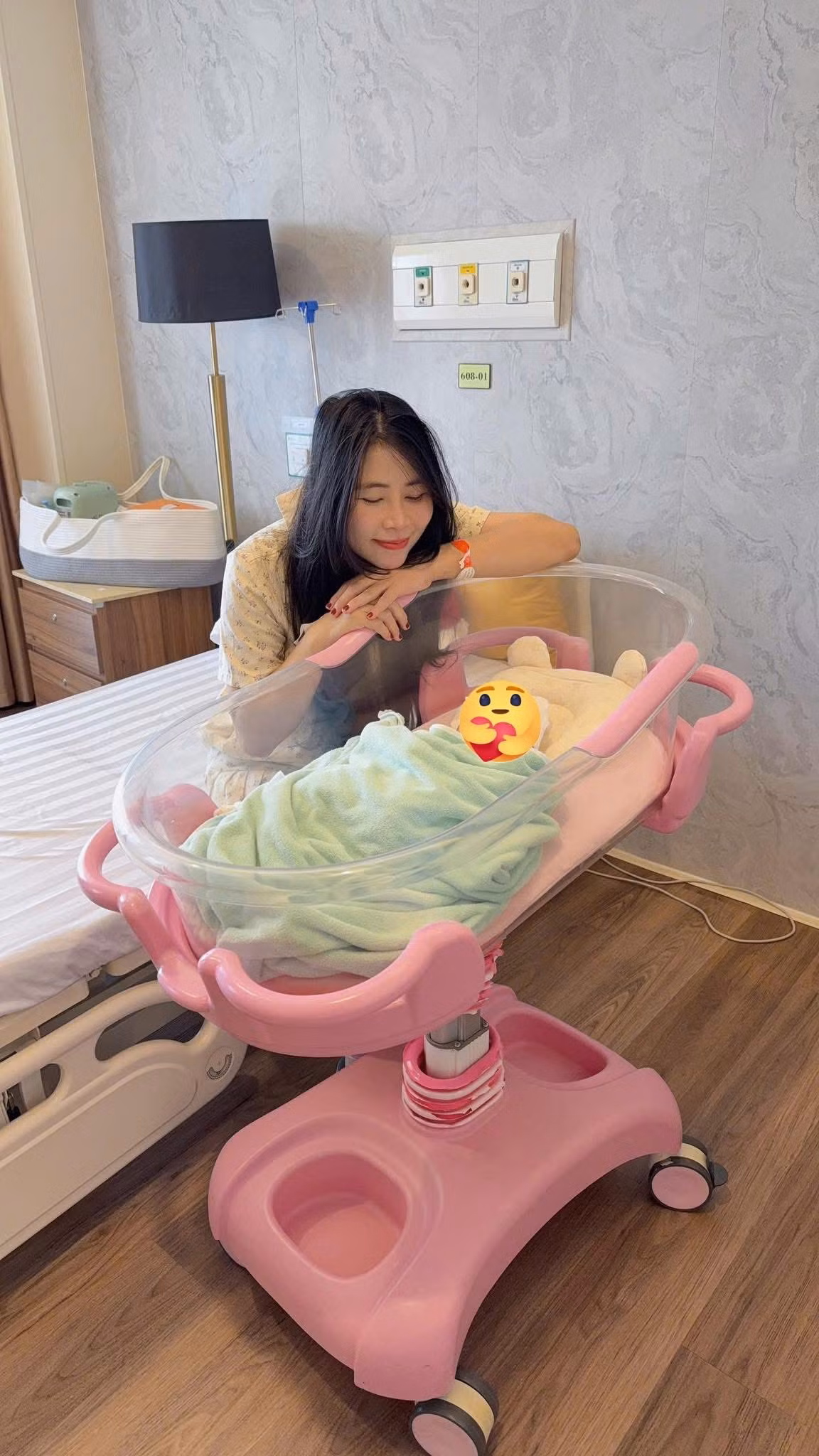 Xác nhận về tình trạng cá nhân, Thơ Nguyễn thẳng thắn cho biết cô hiện là mẹ đơn thân. Tuy nhiên, cô nhấn mạnh bản thân "không hề cô đơn" vì luôn có con đồng hành.