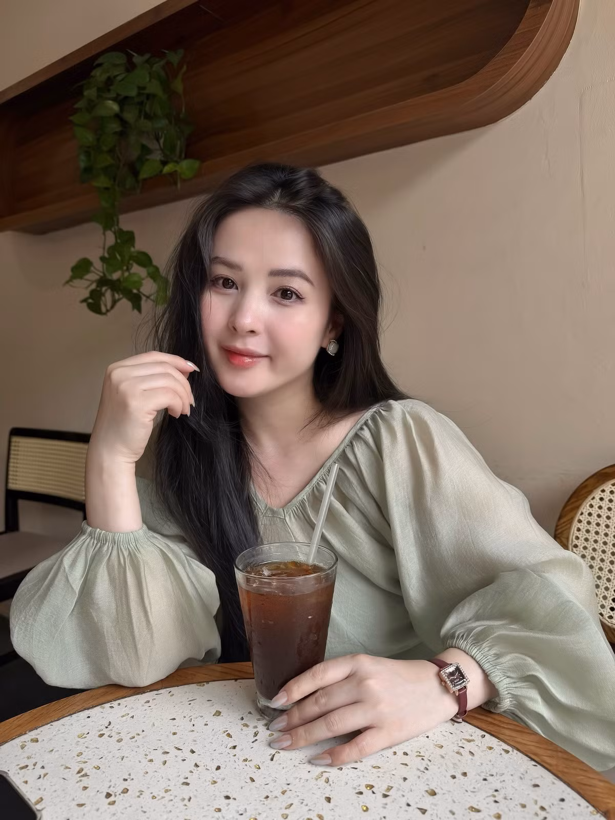 Cô thường chọn kiểu tóc đơn giản như tết bím hoặc xõa dài tự nhiên, kết hợp trang điểm nhẹ nhàng với điểm nhấn là đôi má hồng tươi tắn, giữ vững vẻ đẹp ngọt ngào làm say đắm lòng người. (Ảnh: IGNV)