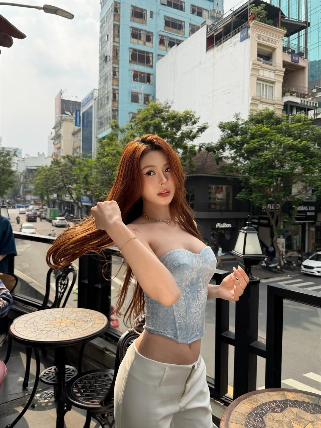 Mới đây, nữ TikToker Ngân Hà đã gây chú ý khi tung ra bộ ảnh dạo phố đầy quyến rũ. Trong trang phục cúp ngực tinh tế, cô nàng không chỉ khoe khéo vóc dáng mảnh mai mà còn khẳng định gu thời trang ngày càng thăng hạng của mình. (Ảnh: IGNV)