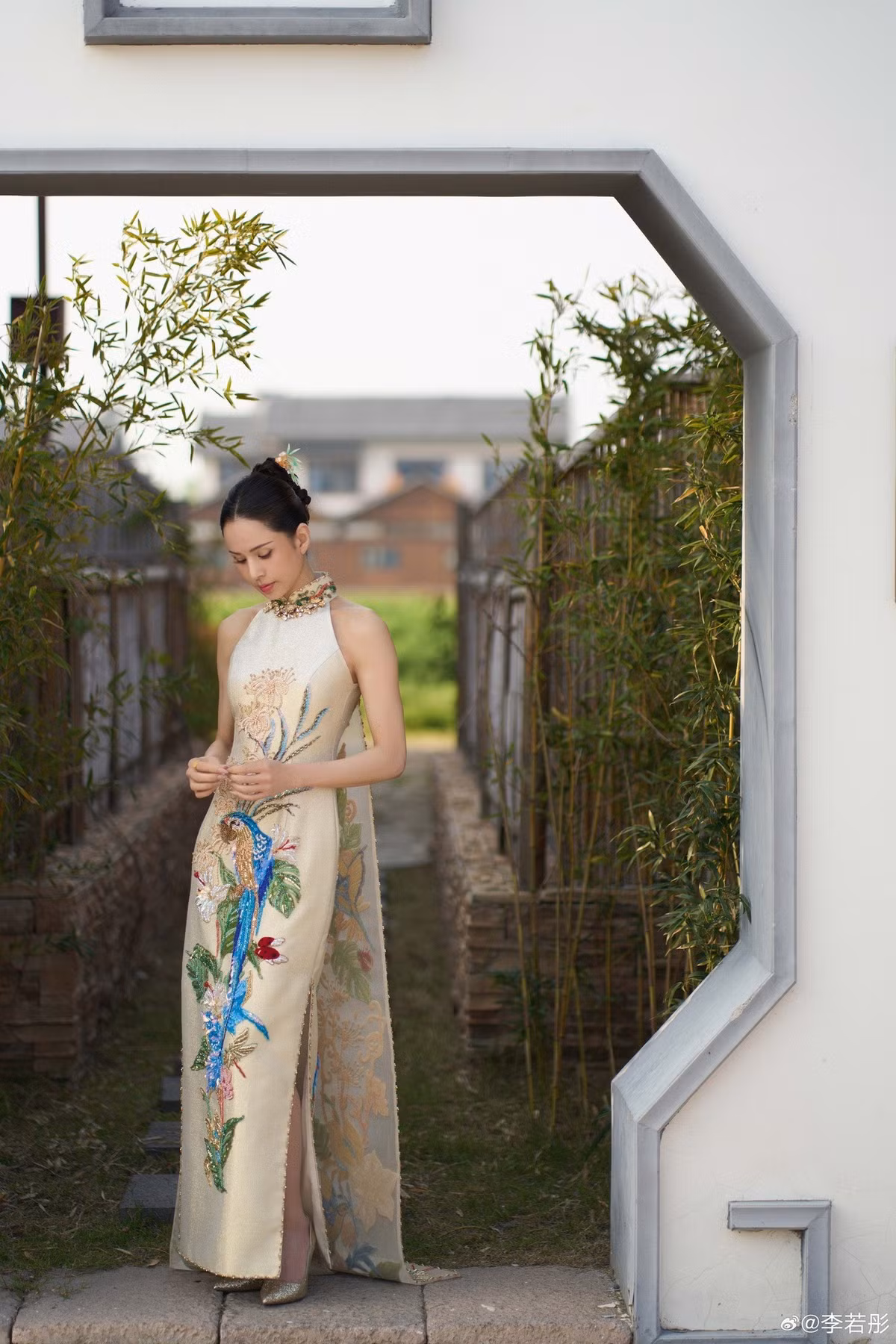 Cũng nhờ giữ được vóc dáng thon gọn nên Lý Nhược Đồng vẫn được các nhãn hàng, sự kiện săn đón