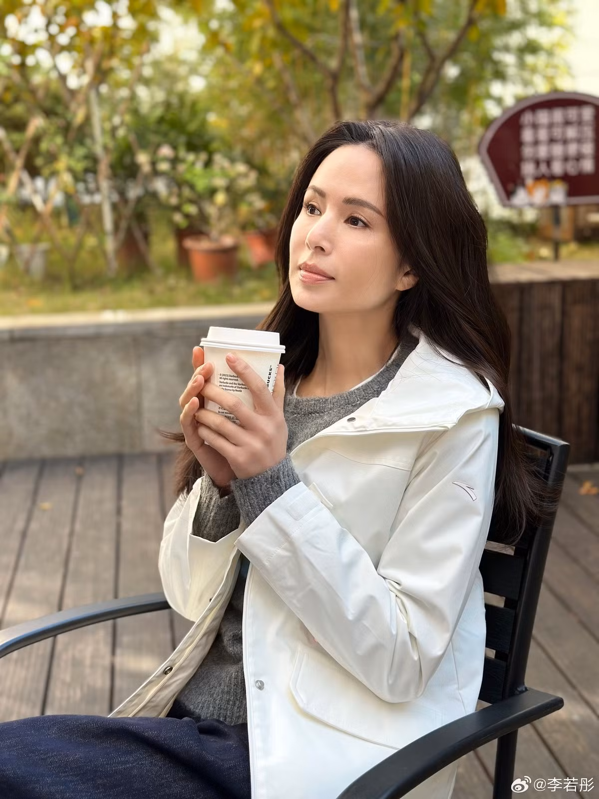 Lý Nhược Đồng, nữ diễn viên từng làm say đắm hàng triệu khán giả với vai diễn Tiểu Long Nữ kinh điển trong "Thần điêu đại hiệp", vẫn khiến công chúng ngỡ ngàng khi bước sang tuổi U60. Thời gian dường như đã bỏ quên nàng "cô cô" khi cô vẫn duy trì được nhan sắc trẻ trung và vóc dáng săn chắc đáng kinh ngạc, thách thức mọi định luật lão hóa.