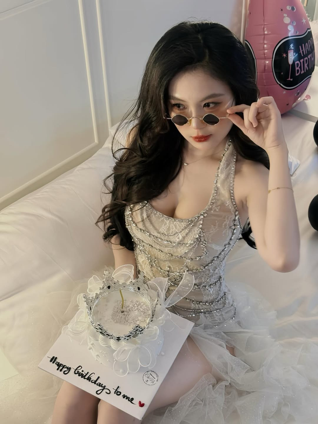 Dù chỉ tạo dáng đơn giản trên giường với bánh kem và bóng bay, thần thái của cựu sinh viên sư phạm vẫn cực kỳ thu hút. (Ảnh: IGNV)