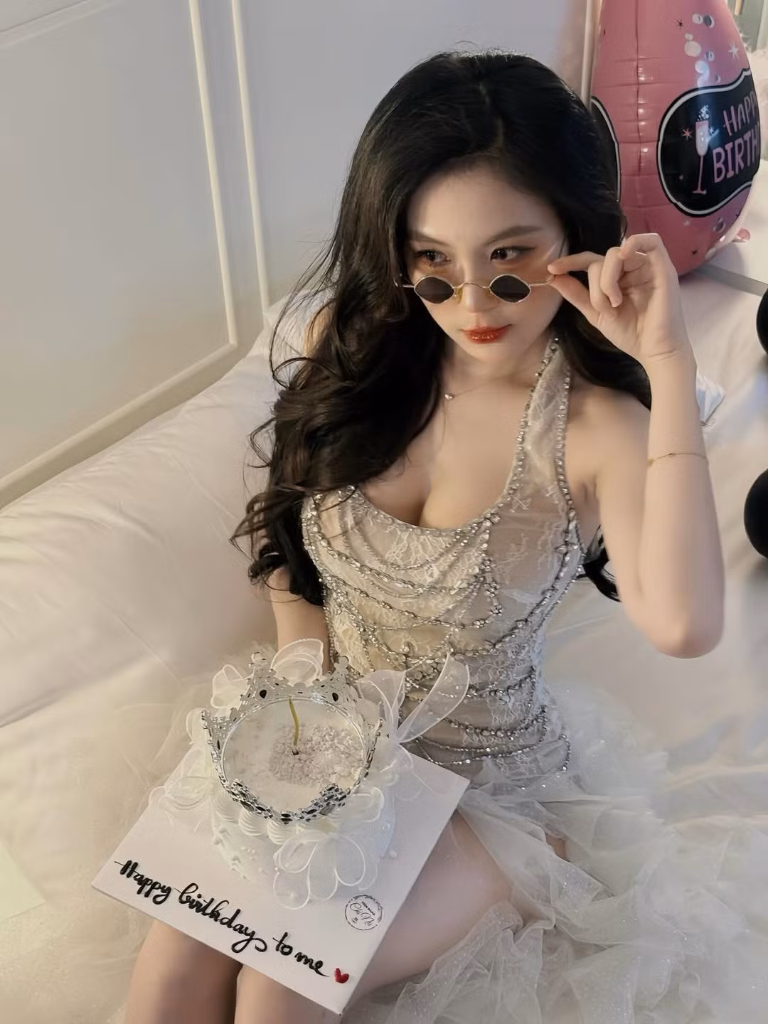 Dù chỉ tạo dáng đơn giản trên giường với bánh kem và bóng bay, thần thái của cựu sinh viên sư phạm vẫn cực kỳ thu hút. (Ảnh: IGNV)