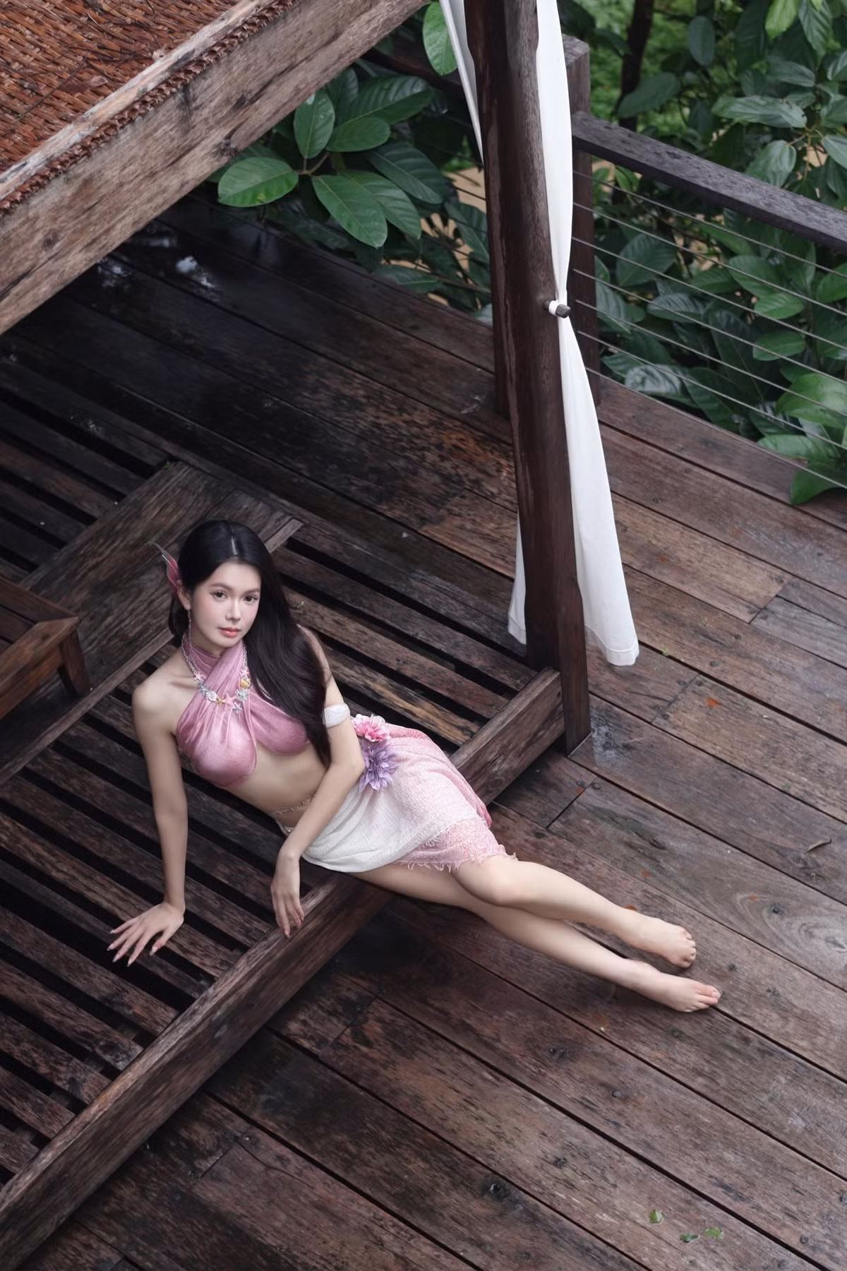 Với lối trang điểm nhẹ nhàng, trong trẻo nhưng vẫn làm nổi bật đôi mắt sâu hút hồn và bờ môi căng mọng, Đỗ Yên Đan đã thành công trong việc khắc họa hình ảnh một nữ thần biển vừa kiêu sa, vừa huyền bí. Cô nàng khéo léo tạo dáng bên những bậc thang gỗ và khung cửa sổ cổ kính, càng làm tăng thêm vẻ ma mị và lôi cuốn cho bộ ảnh.