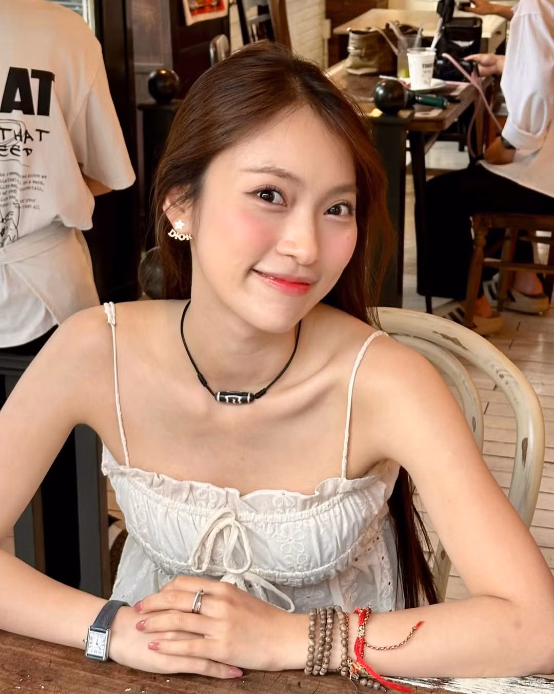 Trong các khung hình, cô nàng thể hiện nhiều biểu cảm khác nhau từ nụ cười rạng rỡ khi ngồi trong quán, đến những khoảnh khắc đầy tự tin khi tạo dáng bên ngoài hiên café. (Ảnh: IGNV)