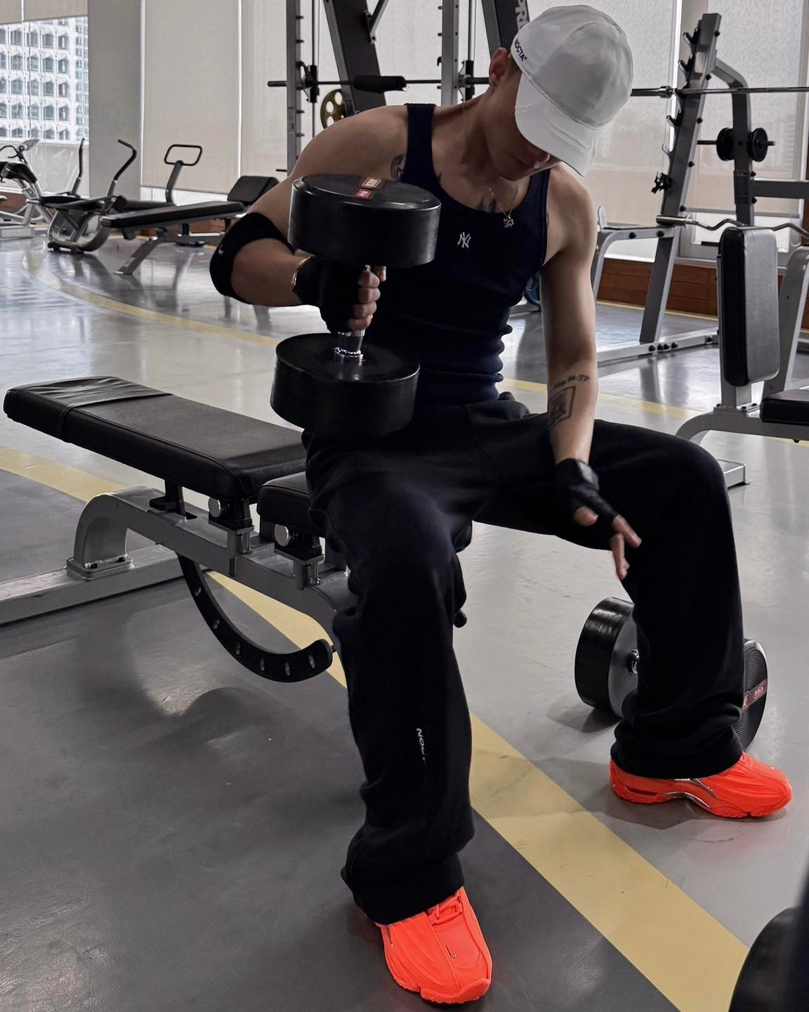 Trong loạt ảnh, Sơn Tùng xuất hiện trong một phòng gym hiện đại với không gian thoáng đãng.