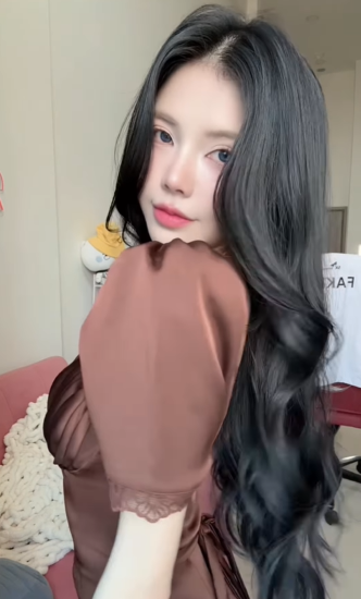 Ánh mắt sắc sảo cùng những cái nháy mắt của Mai Dora "đốn tim" người xem, cùng với đó là mái tóc đen dài bồng bềnh càng làm tôn lên làn da trắng sứ và gương mặt thanh tú của nữ MC. (Ảnh: IGNV)