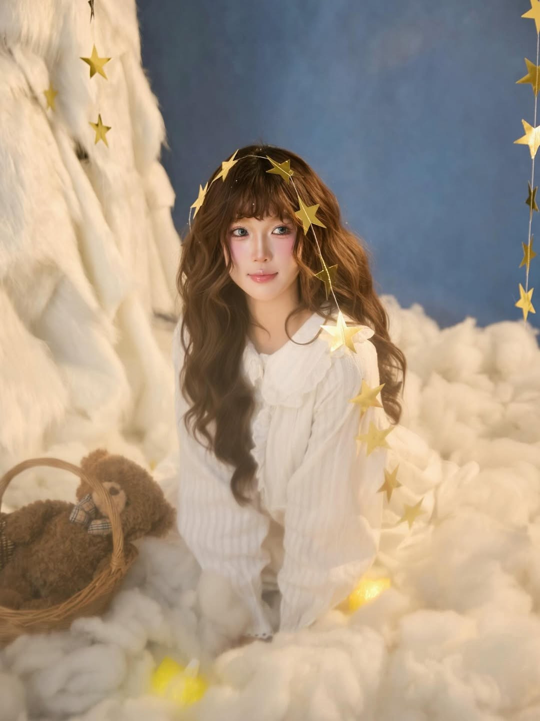 Trong trang phục váy trắng tinh khôi với những chi tiết ren điệu đà, cô nàng khéo léo khoác lên mình đôi cánh lông vũ đại diện cho hình ảnh một nàng thiên thần nhỏ đang lạc bước giữa nhân gian. (Ảnh: IGNV)