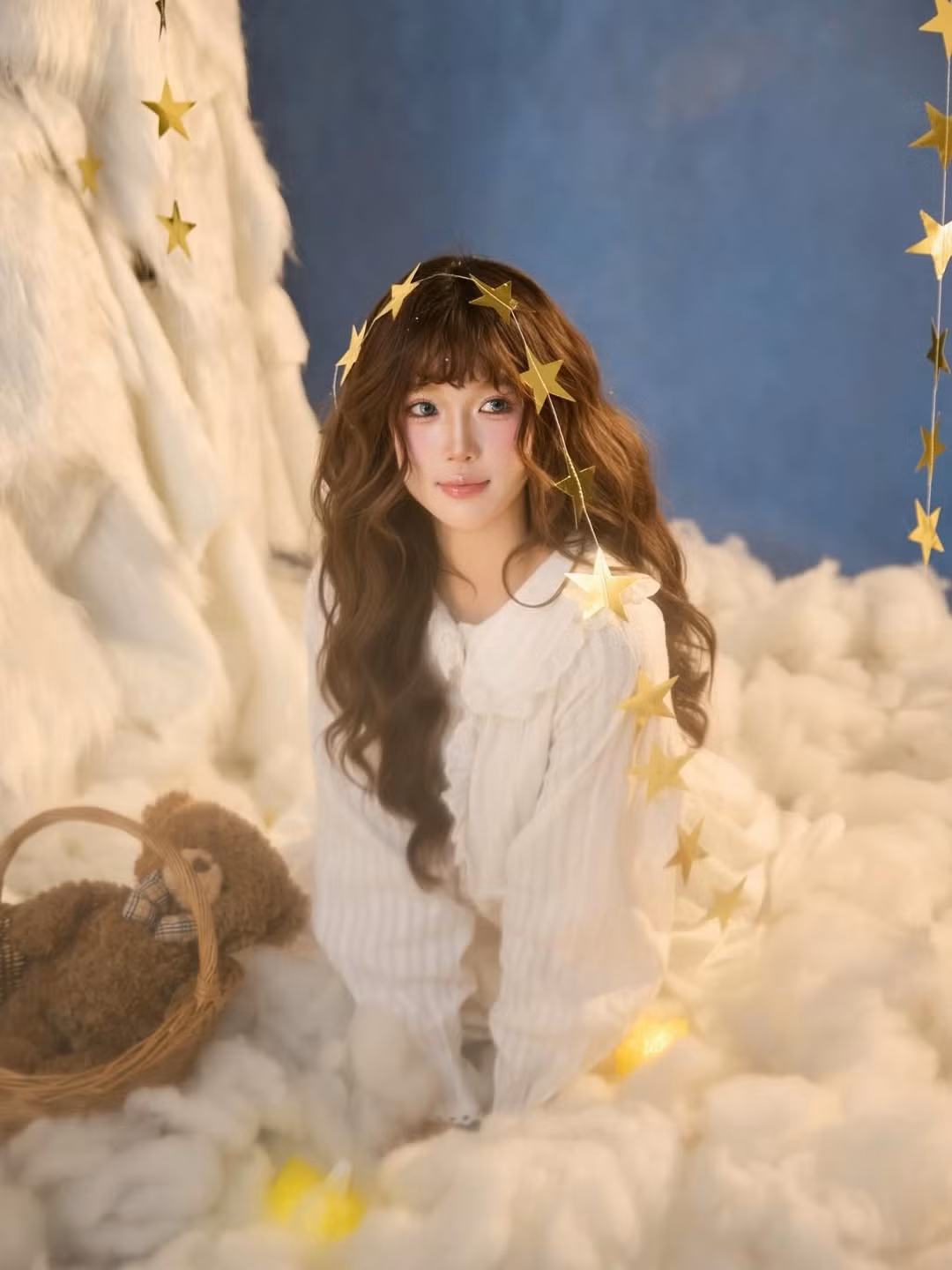 Trong trang phục váy trắng tinh khôi với những chi tiết ren điệu đà, cô nàng khéo léo khoác lên mình đôi cánh lông vũ đại diện cho hình ảnh một nàng thiên thần nhỏ đang lạc bước giữa nhân gian. (Ảnh: IGNV)