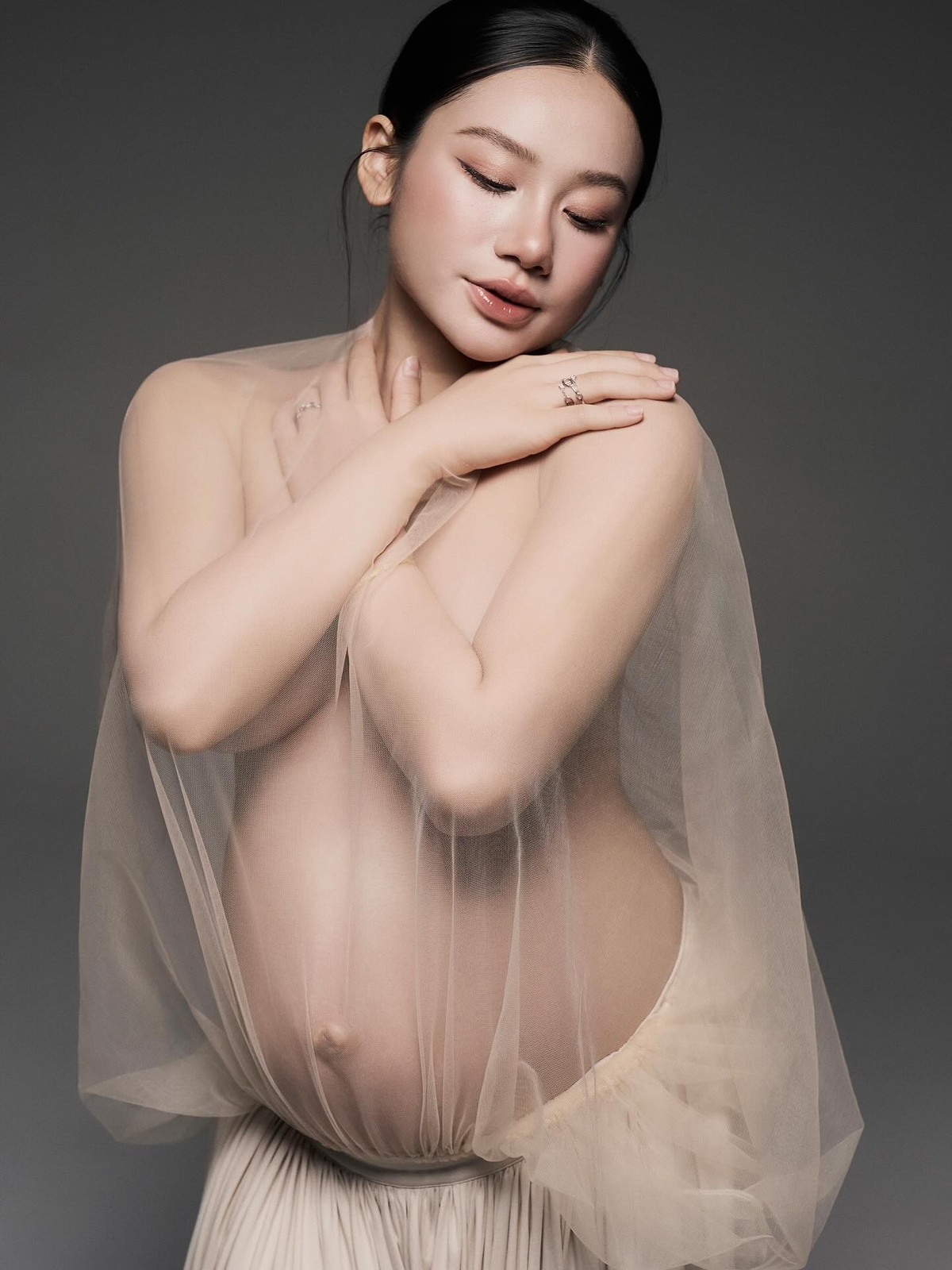 Cô dâu 1.000 cây vàng không ngần ngại khoe trọn vòng hai căng tròn và những đường nét cơ thể thay đổi trong thai kỳ. (Ảnh: FBNV)