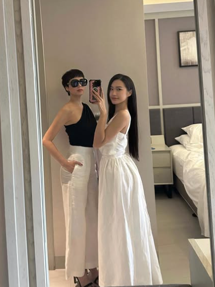 Bà Mai Đoàn được khen ngợi hết lời vì vẫn giữ được thân hình mảnh mai, thon gọn cùng đôi chân dài thẳng tắp. Doãn Hải My từng tiết lộ cô được thừa hưởng gen cơ địa "ăn mãi không béo" từ mẹ.