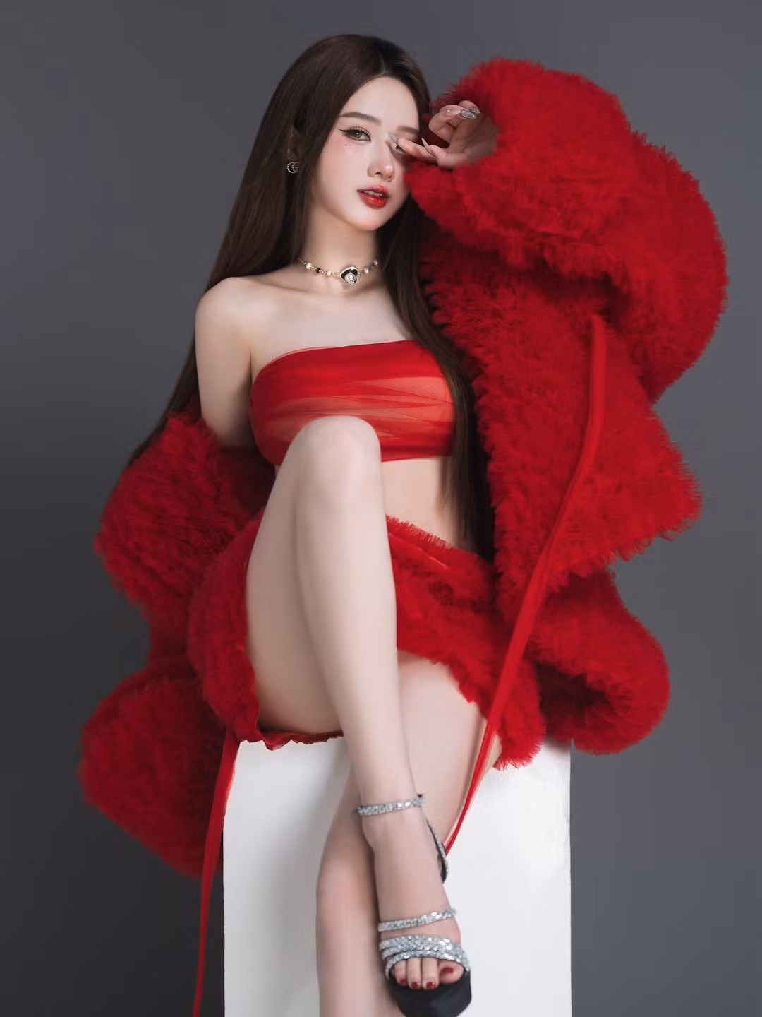 Bộ ảnh nhanh chóng nhận được "cơn mưa" lời khen từ cộng đồng mạng. Nhiều bình luận ngưỡng mộ vóc dáng chuẩn chỉnh và thần thái chuyên nghiệp của Diệu Linh.