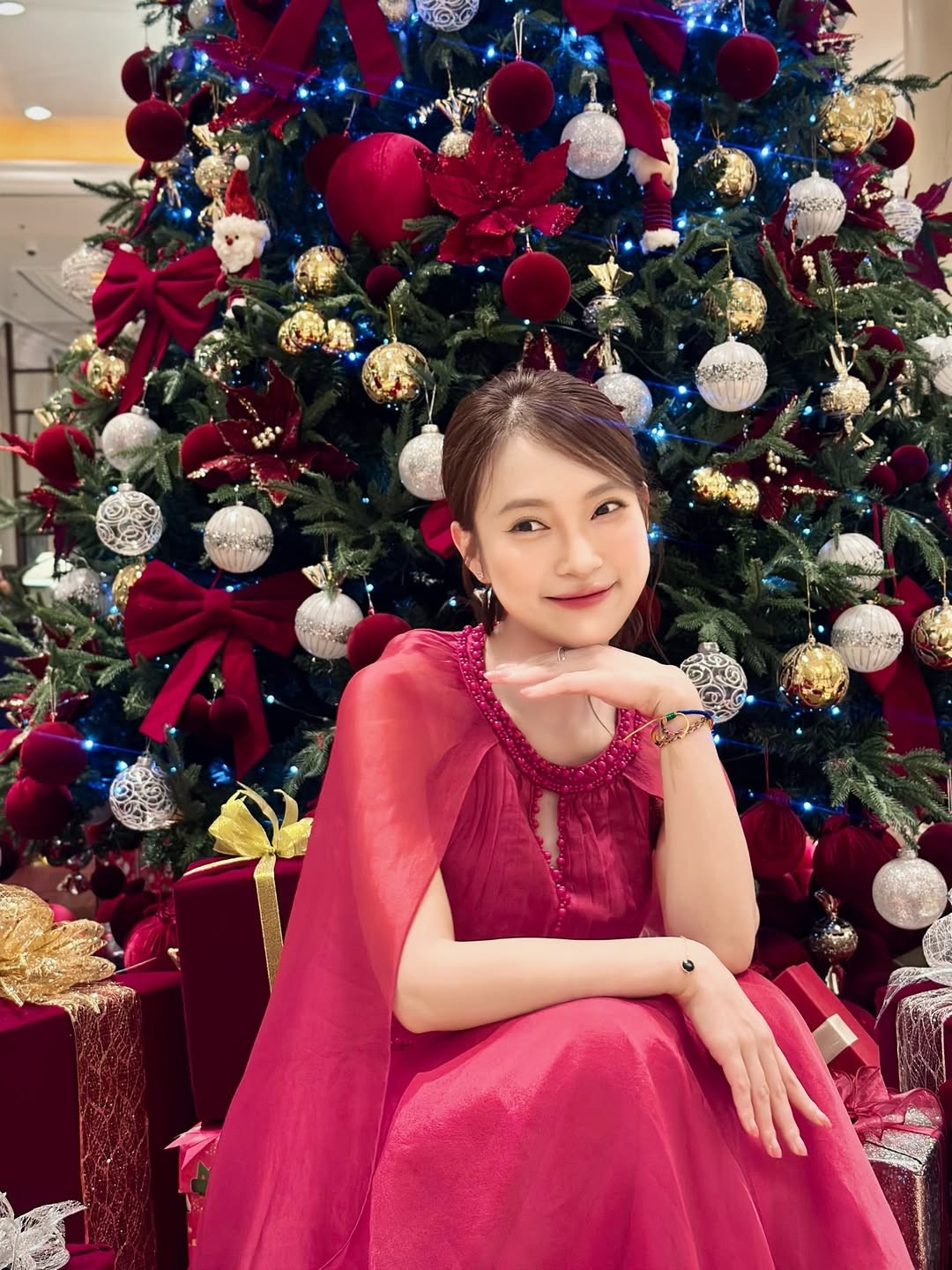 Cô chọn lối makeup trong trẻo, nhấn vào đôi mắt sâu và màu son đỏ cùng tông với váy, giúp tôn lên làn da trắng sáng mịn màng. Nữ MC tối giản phụ kiện, chỉ sử dụng vòng tay nhỏ nhắn để giữ được nét thanh lịch, không làm xao nhãng vẻ đẹp tự nhiên. (Ảnh: IGNV)