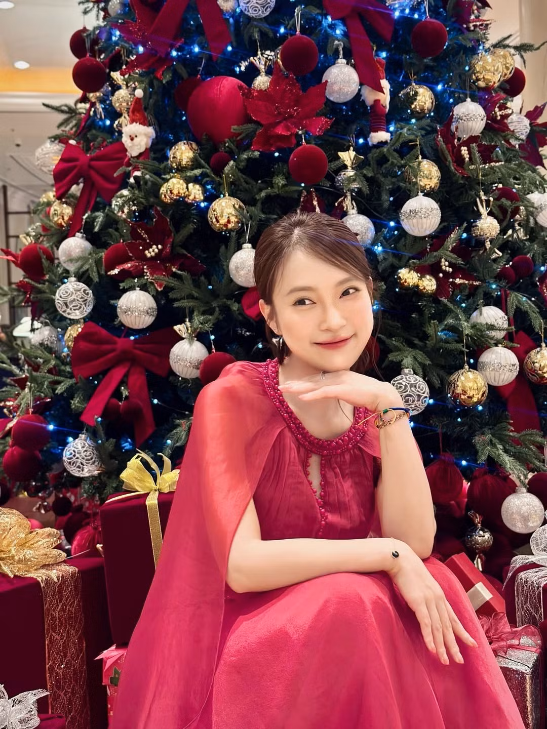 Cô chọn lối makeup trong trẻo, nhấn vào đôi mắt sâu và màu son đỏ cùng tông với váy, giúp tôn lên làn da trắng sáng mịn màng. Nữ MC tối giản phụ kiện, chỉ sử dụng vòng tay nhỏ nhắn để giữ được nét thanh lịch, không làm xao nhãng vẻ đẹp tự nhiên. (Ảnh: IGNV)