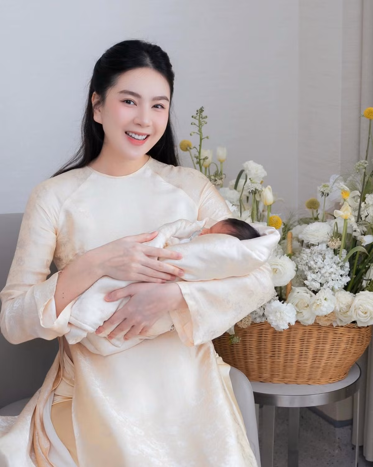 Từ sau khi sinh em bé, Mai Ngọc thường xuyên cập nhật những hình ảnh của con trai cũng như hành trình là một người mẹ bỉm sữa của mình. Mới đây, cô nàng vừa đăng tải khoảnh khắc là mẹ bỉm sữa đầy cạnh phúc bên con trai gần 4 tháng tuổi. (Ảnh: IGNV)