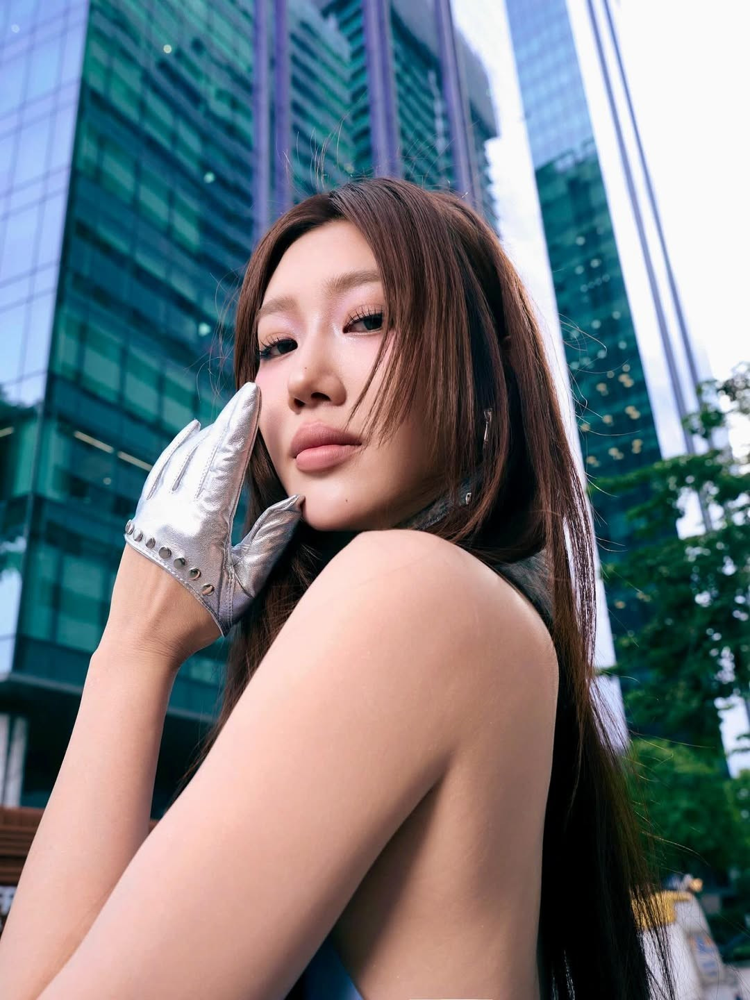 Các góc ảnh đậm chất nghệ thuật mang đến cảm giác chuẩn phong cách thời trang robot, hay còn gọi là Y3K, lấy cảm hứng từ công nghệ và khoa học viễn tưởng, đặc biệt là robot và AI.