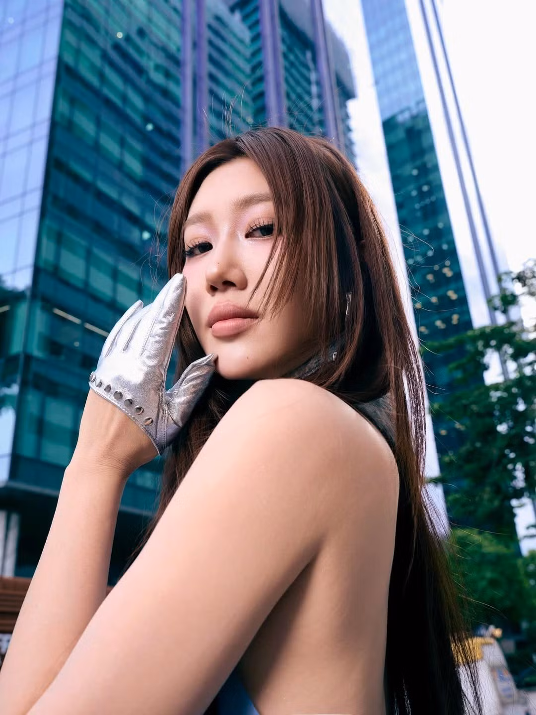 Các góc ảnh đậm chất nghệ thuật mang đến cảm giác chuẩn phong cách thời trang robot, hay còn gọi là Y3K, lấy cảm hứng từ công nghệ và khoa học viễn tưởng, đặc biệt là robot và AI.