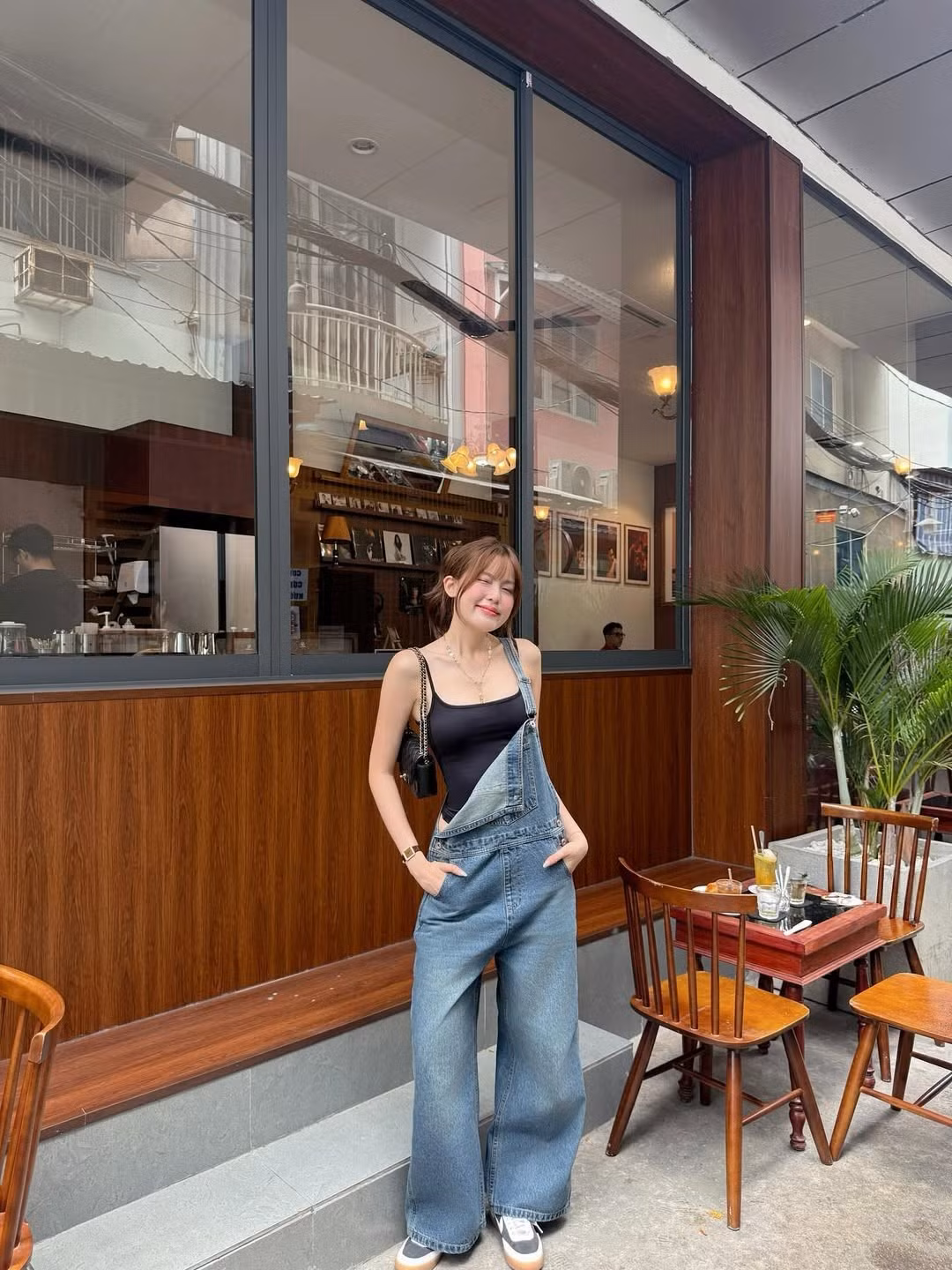 Cách mặc này ngay lập tức tăng thêm vẻ ngoài phóng khoáng, cá tính và cực kỳ thời thượng, đúng chuẩn phong cách đầy sáng tạo của giới trẻ. (Ảnh: FBNV)