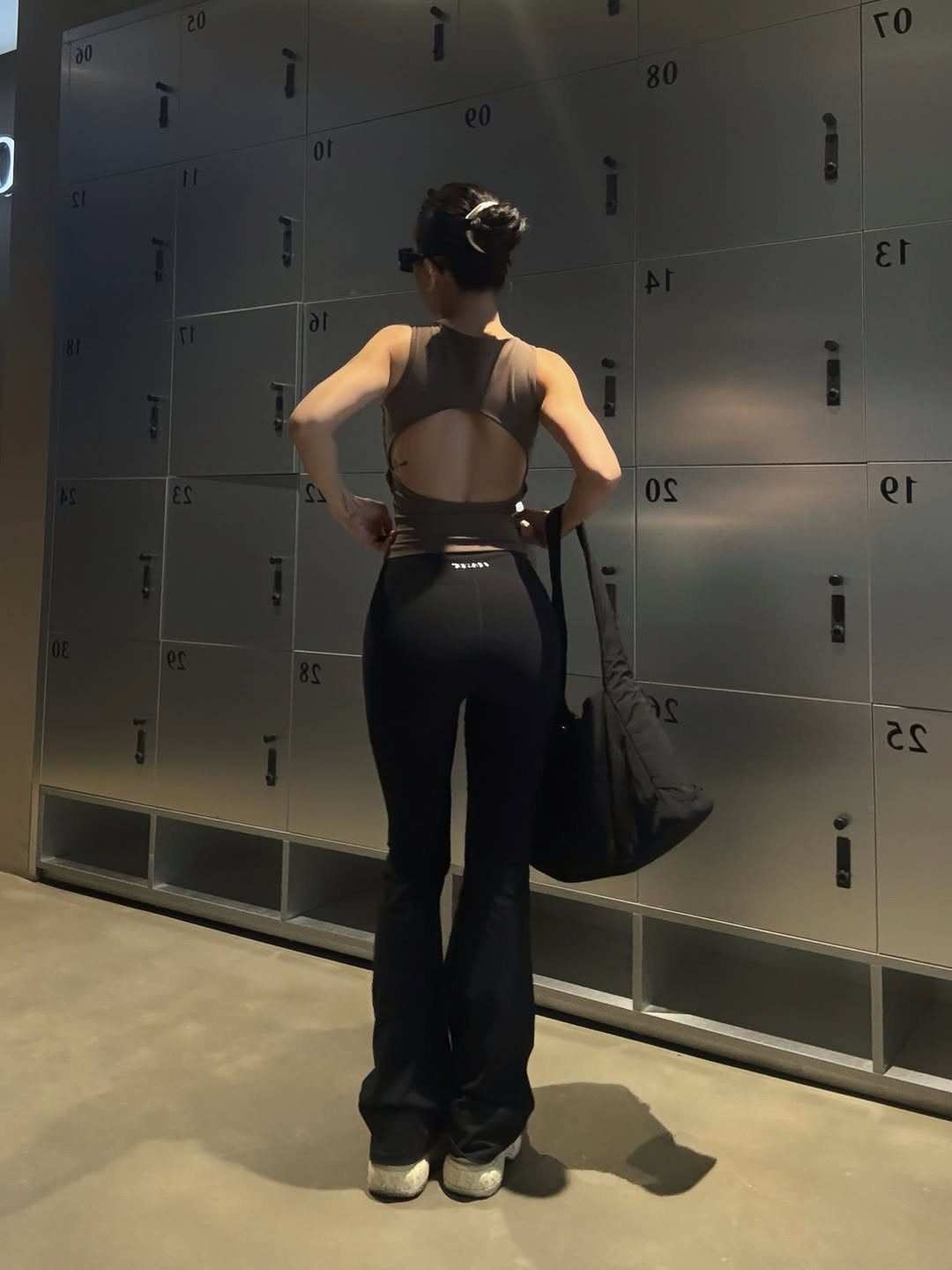 Phần cắt xẻ ở lưng khéo léo giúp Sĩ Thanh tôn lên phần lưng trần gợi cảm cùng vòng eo con kiến. (Ảnh: IGNV)