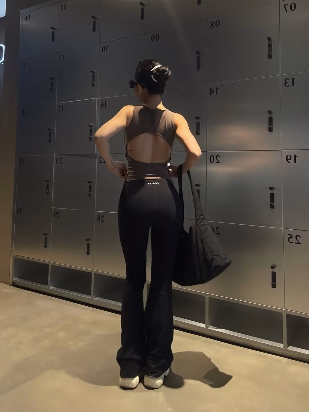 Phần cắt xẻ ở lưng khéo léo giúp Sĩ Thanh tôn lên phần lưng trần gợi cảm cùng vòng eo con kiến. (Ảnh: IGNV)