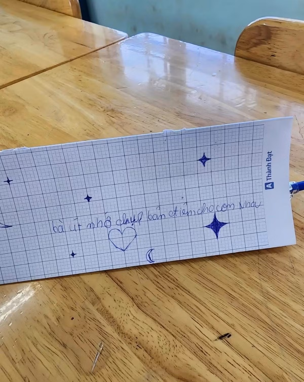 Bạn học sinh này có lẽ đã nắm chắc về tình hình học tập của mình nên vô cùng tự tin nhờ bà út chụp lại bảng điểm cho mình.