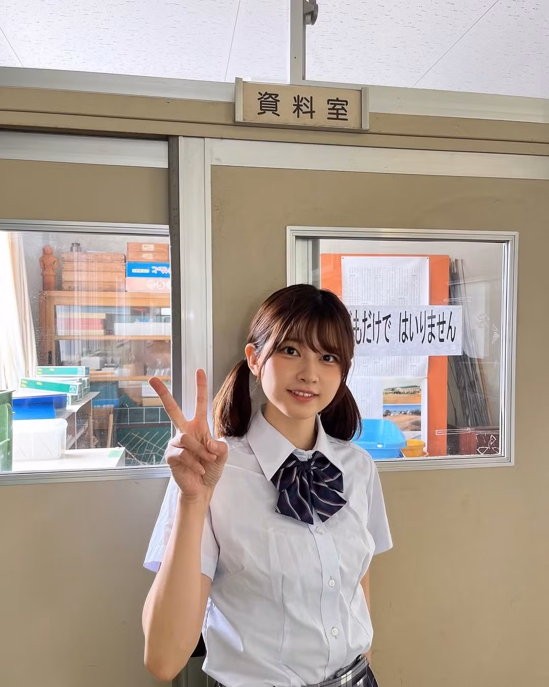 Trong một bài đăng trên nền tảng X vào ngày 28-7-2025, cô tự giới thiệu bản thân: "Ban ngày, tôi làm việc văn phòng như bao người. Ngoài giờ, tôi hoạt động với vai trò người mẫu và diễn viên".