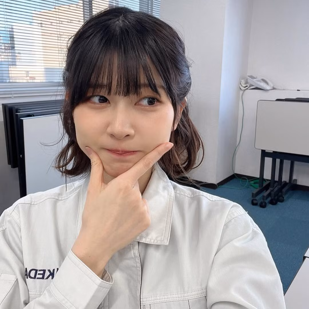 "Giống nữ chính trong phim công sở"; "Thời làm Idol chẳng mấy ai biết, đi làm văn phòng tự nhiên nổi tiếng thế giới luôn"... - một số bình luận dí dỏm từ cư dân mạng Việt Nam.