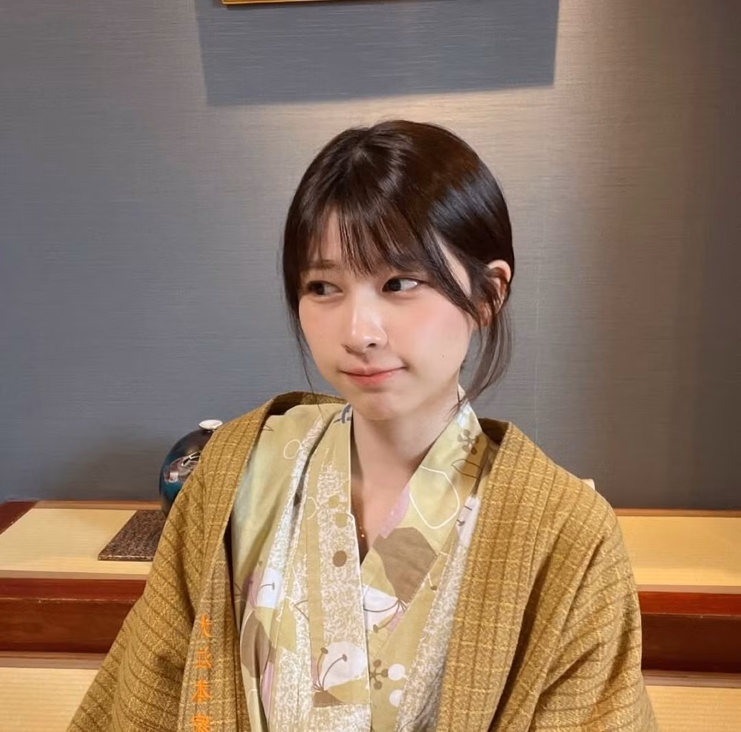 Theo ZoomBangla News, sinh ngày 13-5-1996 tại Nagasaki (Nhật Bản), Saori Araki - hay còn được biết đến trên mạng với biệt danh SAO - khởi đầu sự nghiệp với vai trò thành viên sáng lập nhóm nhạc thần tượng J-pop Tokyo Girls Bravo.