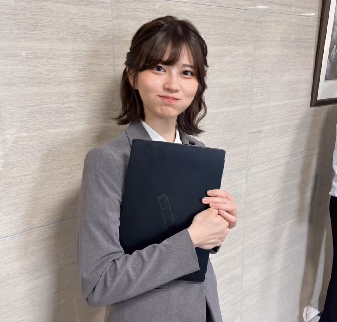 Mới đây, mạng xã hội quốc tế lẫn Việt Nam truyền tay nhau loạt ảnh của một cô nhân viên văn phòng Nhật Bản. Trong bức ảnh, Saori Araki mặc trang phục công sở, mỉm cười nhẹ nhàng trước ống kính. Cô chú thích vỏn vẹn 1 dòng: "Chào buổi sáng".