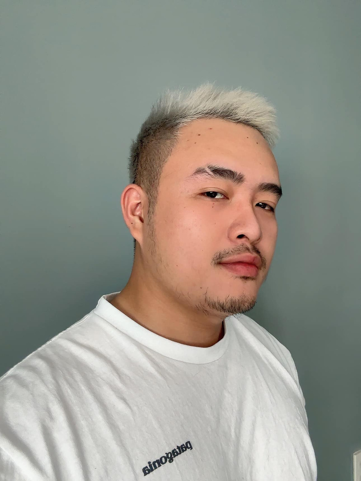 Chính vì hình tượng "chị Phiến" lém lỉnh đã in sâu vào tâm trí người xem, nên khoảnh khắc anh rũ bỏ vẻ ngoài "vô tri" để khoác lên mình bộ vest chú rể lịch lãm khiến nhiều người không khỏi bất ngờ.