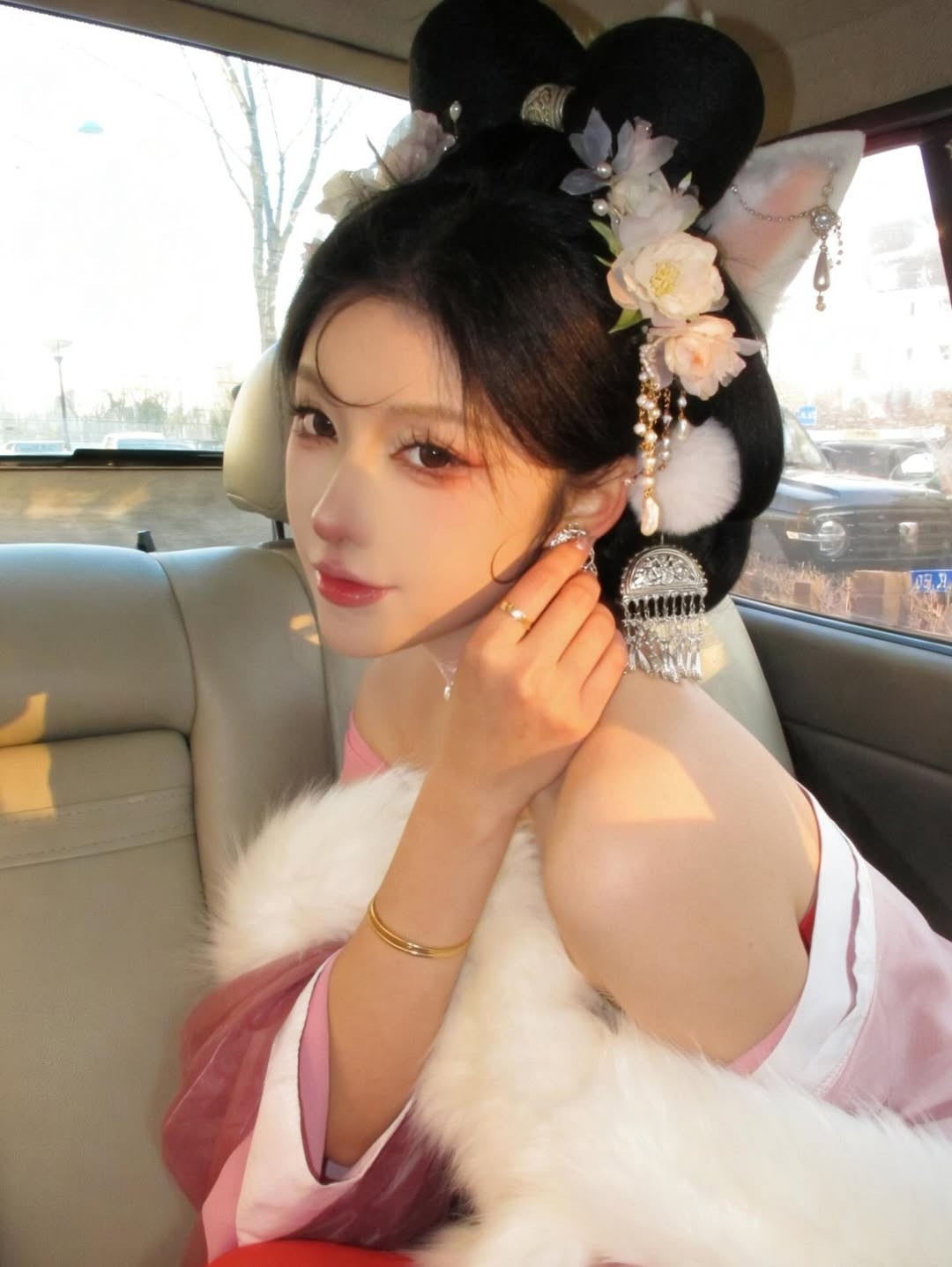 Điều khiến bộ ảnh trở nên đặc biệt chính là sự lựa chọn bối cảnh ngoài trời tuyết trắng. Mặc dù trang phục hở vai có vẻ không phù hợp với thời tiết lạnh giá, nhưng chính sự đối lập này lại mang đến hiệu ứng thị giác mạnh mẽ. (Ảnh: IGNV)