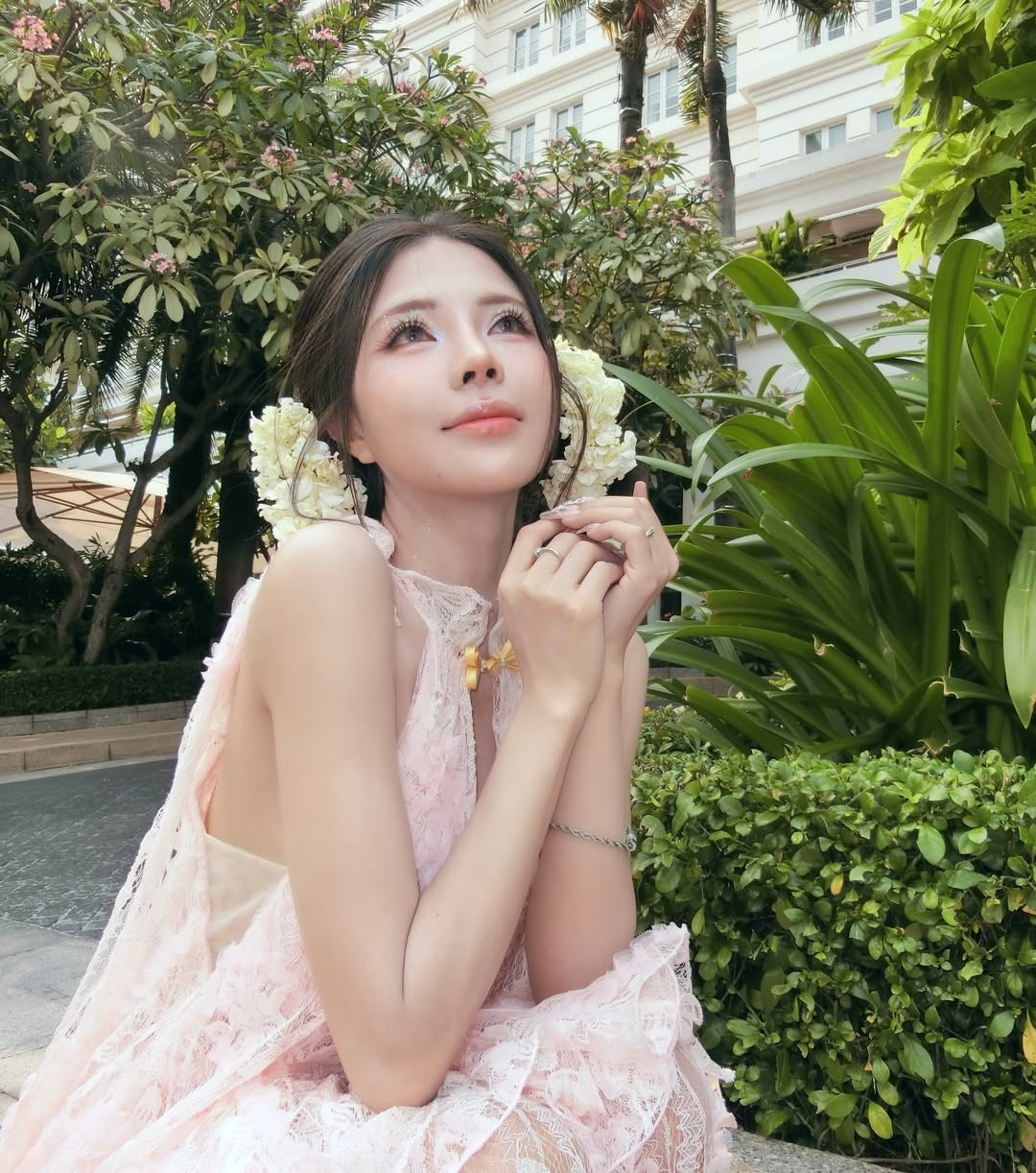 Thiết kế váy ren cách điệu vừa mang nét nữ tính, mềm mại của những ngày đầu xuân, vừa khéo léo khoe trọn đường cong cơ thể nhờ chi tiết xẻ sâu tinh tế ở phần ngực. (Ảnh: IGNV)