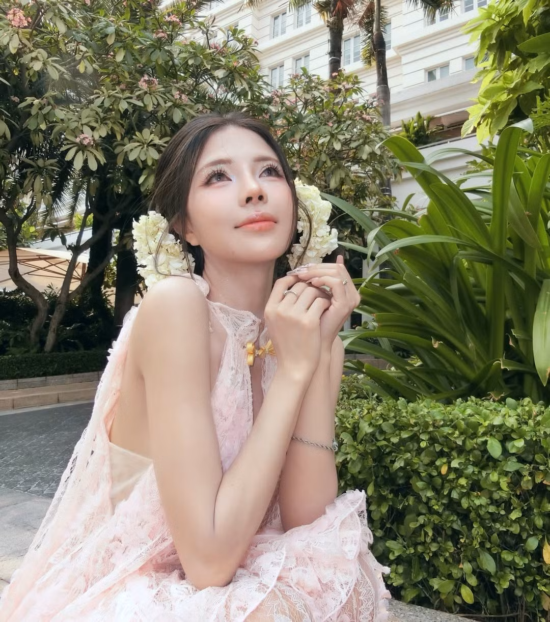 Thiết kế váy ren cách điệu vừa mang nét nữ tính, mềm mại của những ngày đầu xuân, vừa khéo léo khoe trọn đường cong cơ thể nhờ chi tiết xẻ sâu tinh tế ở phần ngực. (Ảnh: IGNV)