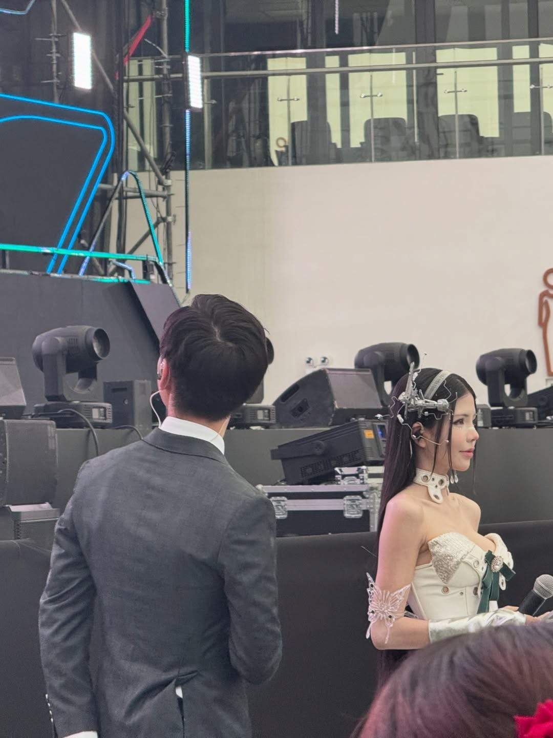 Trong sự kiện lần này, Mai Dora lựa chọn trang phục tông trắng chủ đạo với thiết kế vừa quyến rũ vừa mang hơi hướng "thần tiên". Chi tiết nơ xanh điểm xuyết cùng phụ kiện tóc cầu kỳ giúp cô nàng nổi bật giữa dàn line-up. (Ảnh: IGNV)