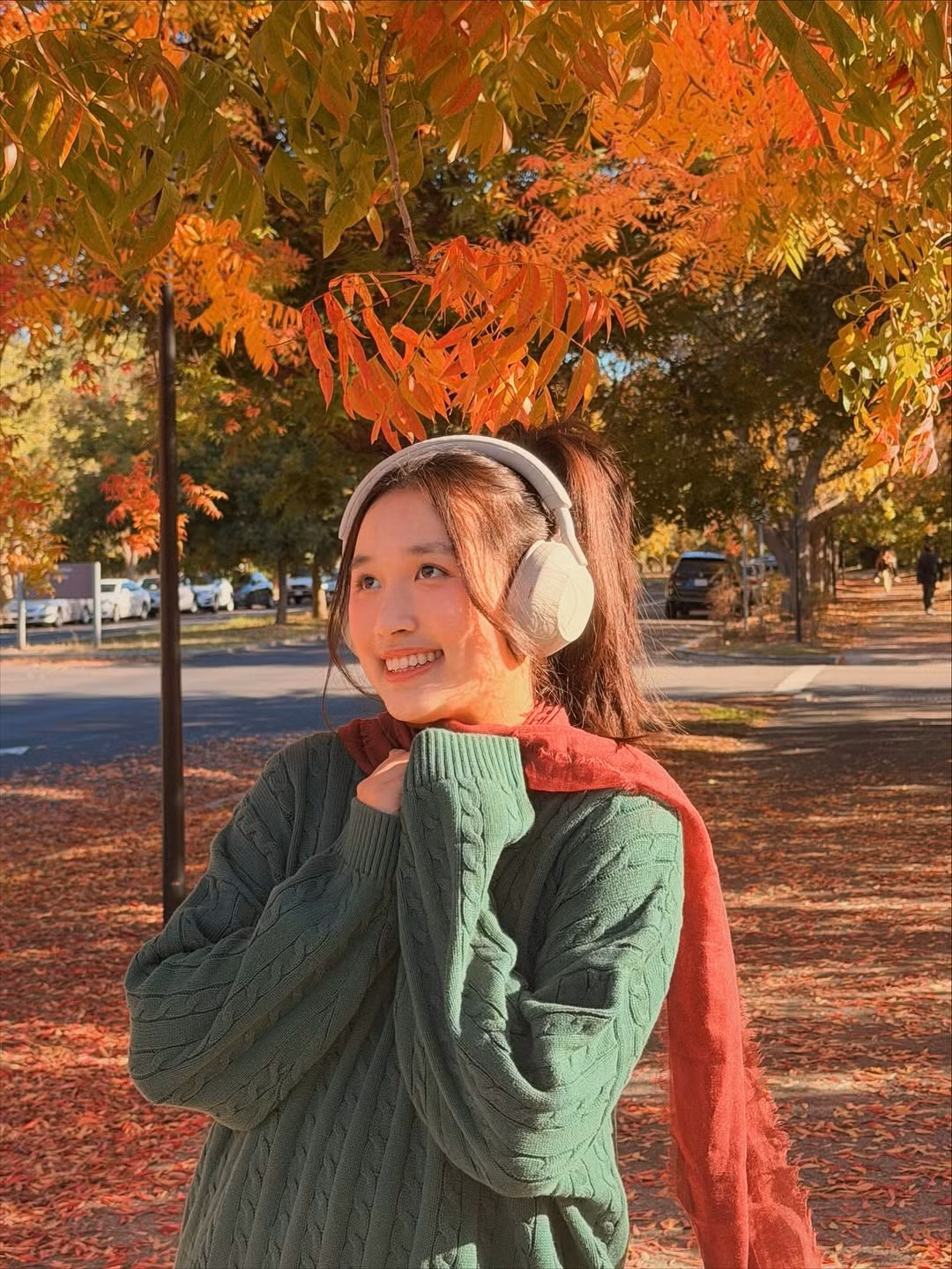 Đặc biệt, cô nàng còn xuất hiện cùng một chú thỏ bông trắng đáng yêu, được đặt trên vai, tạo điểm nhấn ngọt ngào, khiến nhiều người liên tưởng đến hình ảnh chú mèo thường thấy bên cạnh Lofi Girl. (Ảnh: FBNV)