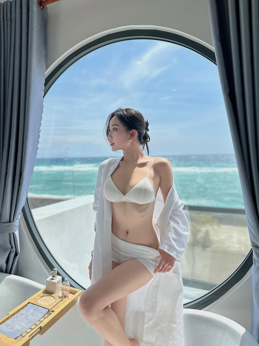 Phong cách của Huệ Chi có thể gói gọn trong những từ hình dung: Quyến rũ, tự tin và hiện đại. Cô không ngại thử nghiệm những concept chụp hình đa dạng, từ ngọt ngào, thơ mộng đến mạnh mẽ, cá tính. (Ảnh: IGNV)