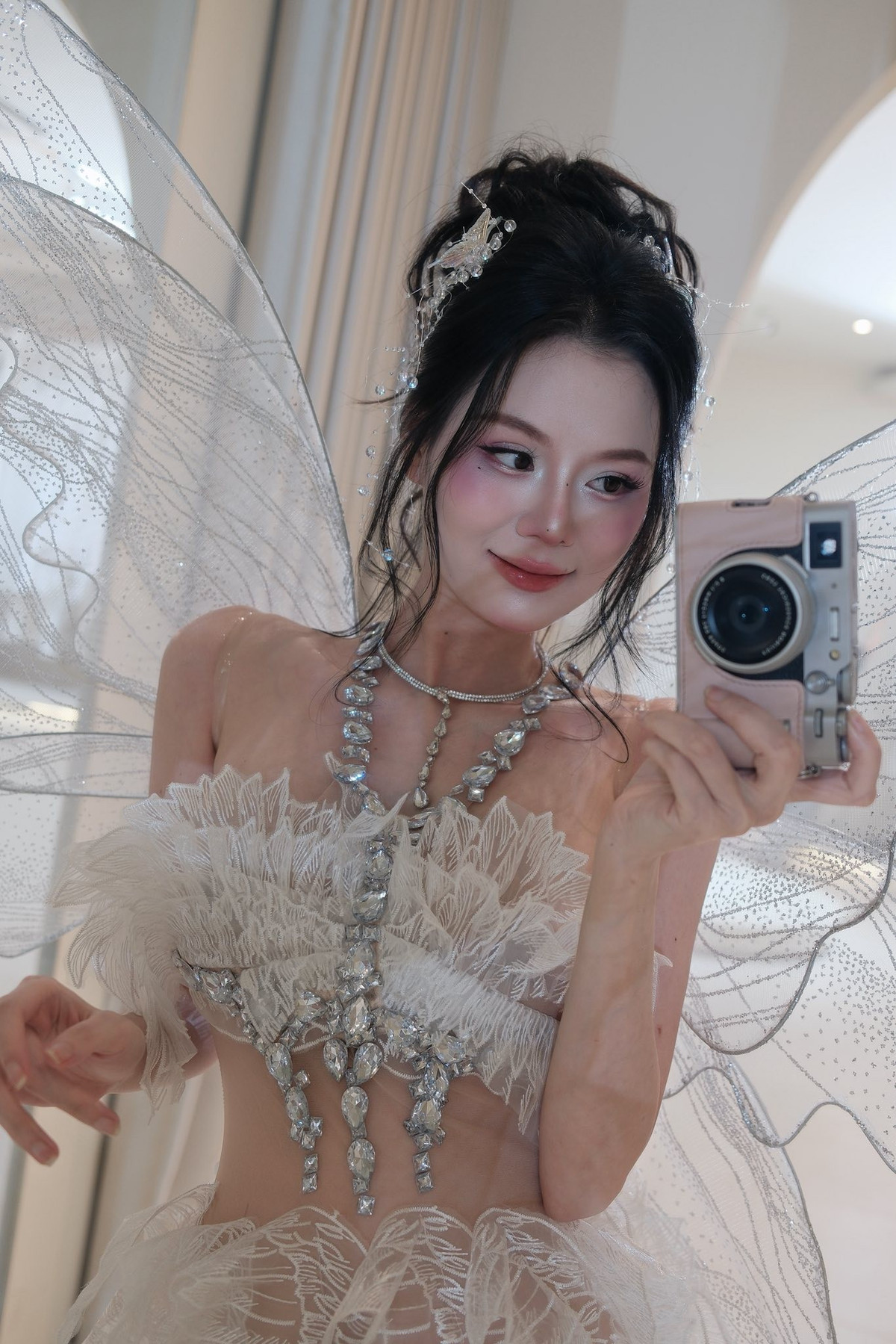 Trước khi gây sốt với hình ảnh bầu bí bên ngựa hồng, Phạm Linh Chi Arbi đã cho thấy sự đầu tư và đa dạng trong phong cách chụp ảnh của mình qua nhiều concept ấn tượng khác nhau. (Ảnh: FBNV)