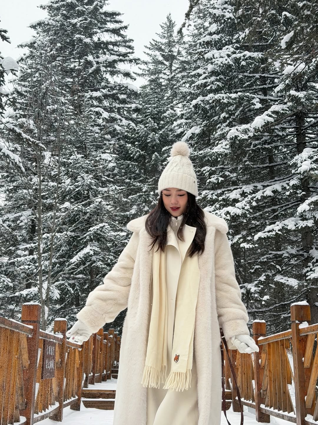 Salim chọn tông trang điểm nhấn vào đôi môi đỏ rực rỡ, tạo sự tương phản hoàn hảo với màu tuyết, giúp gương mặt trở nên bừng sáng và đầy sức sống. (Ảnh: IGNV)