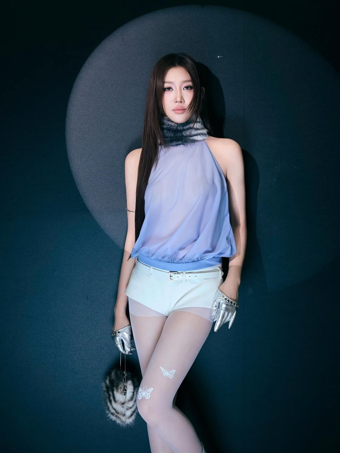 Phần cổ lông màu xám lạ mắt khiến tổng thể outfit có điểm nhấn riêng, tạo nên hiệu ứng thị giác khác biệt.