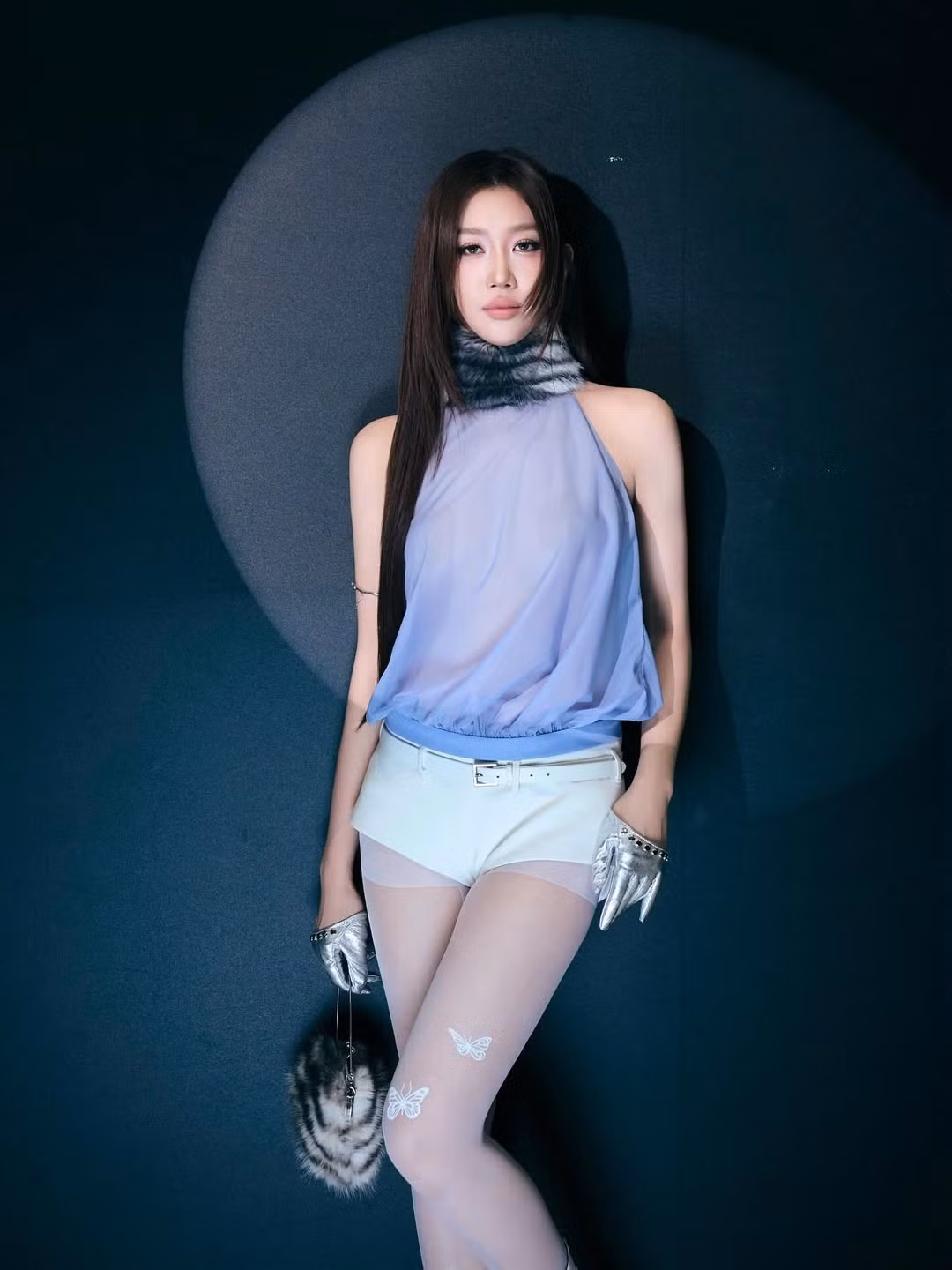 Phần cổ lông màu xám lạ mắt khiến tổng thể outfit có điểm nhấn riêng, tạo nên hiệu ứng thị giác khác biệt.