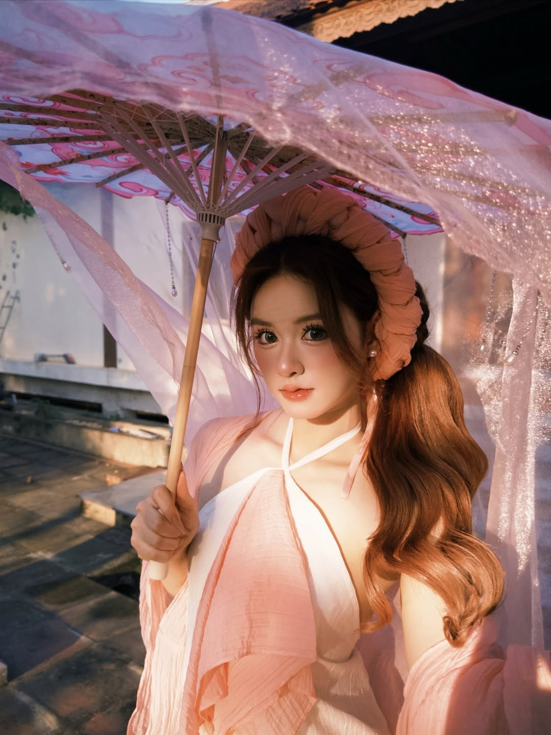 Lấy bối cảnh tại một ngôi chùa cổ kính với những mảng tường rêu phong và cửa gỗ chạm khắc tinh xảo, nhan sắc của Lê Na càng trở nên nổi bật. (Ảnh: IGNV)