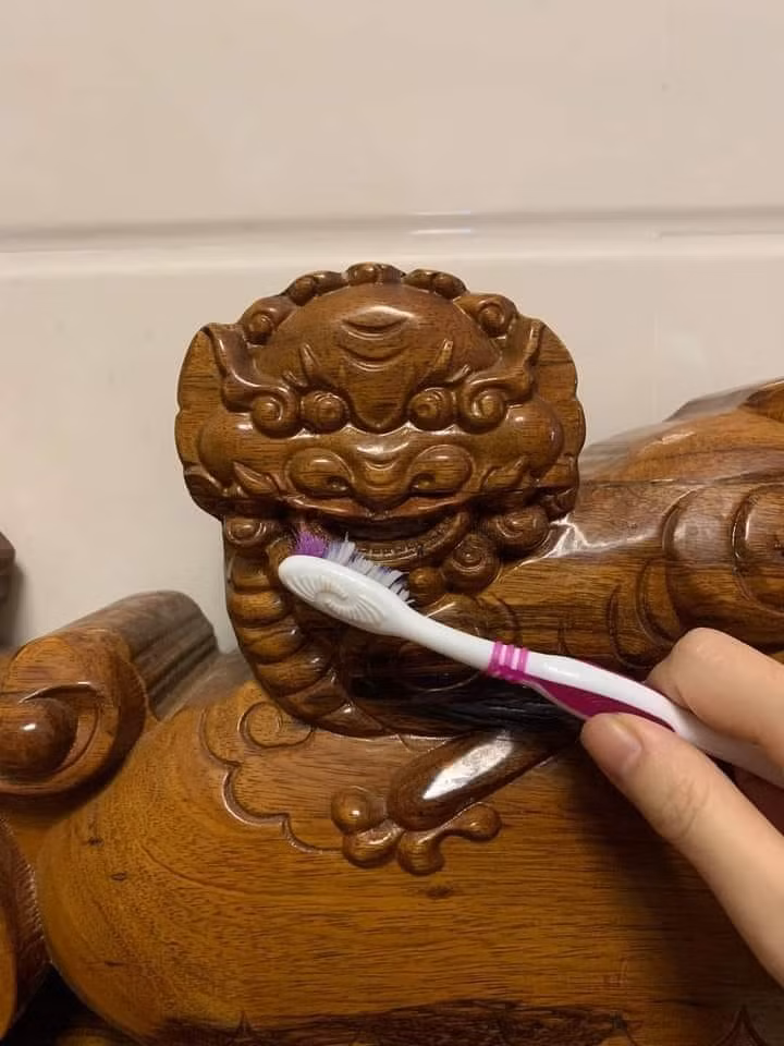 Để đối phó với những chi tiết siêu nhỏ này, cộng đồng mạng đã phải huy động mọi loại "vũ khí" từ thô sơ đến hiện đại như bàn chải đánh tăm, máy tăm nước hay thậm chí cả vòi xịt áp lực cao.