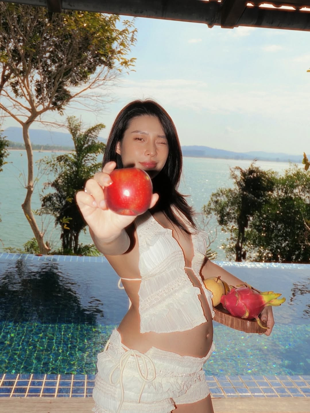 Cách tạo dáng bên hồ bơi hay dưới nắng mai giúp Thanh Huyền tôn vinh vẻ đẹp tự nhiên, tràn đầy sức sống. (Ảnh: IGNV)