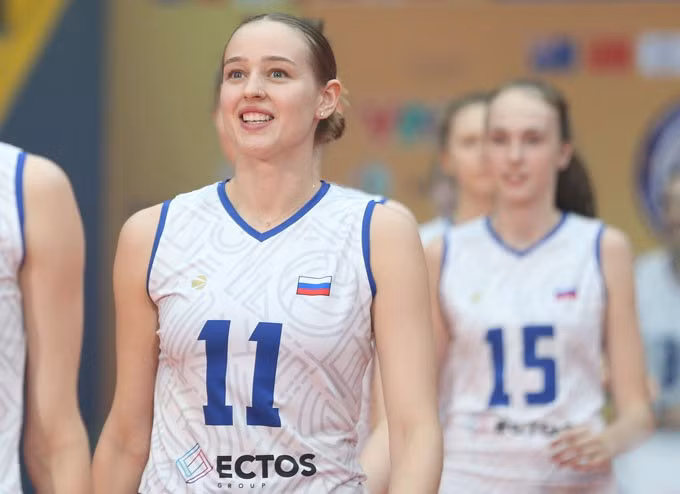 Bên cạnh những trận đấu kịch tính, VTV Cup 2025 năm nay còn thu hút bởi nhan sắc của những bóng hồng trên sân đấu, trong đó Palshina Elizaveta – phụ công xinh đẹp của CLB Korabelka (Nga) khiến người hâm mộ không khỏi xao xuyến với vẻ ngoài xinh đẹp, nổi bật.