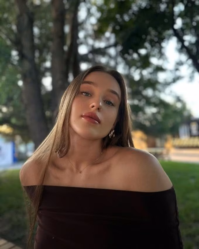 Rời màu áo đấu, nữ vận động viên theo đuổi phong cách nữ tính, thanh lịch nhưng không kém phần năng động.