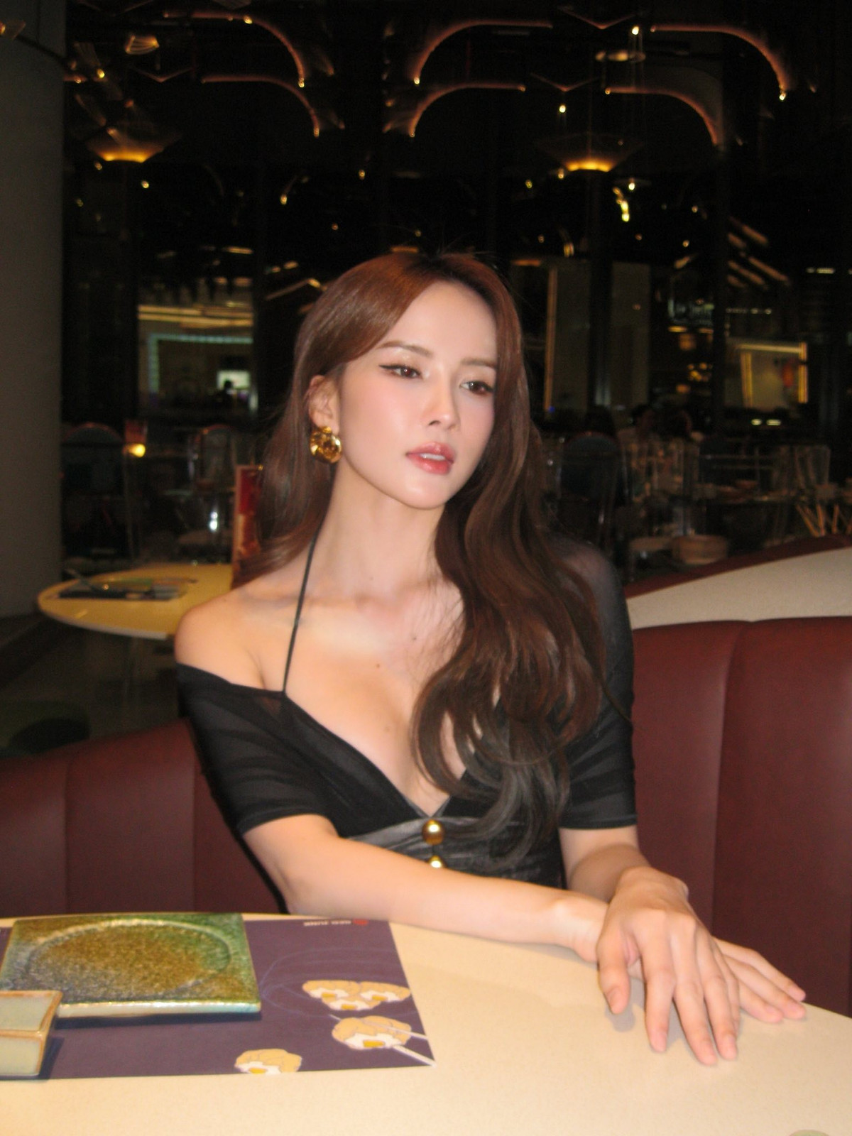 Loạt ảnh được nữ ca sĩ cập nhật trên trang cá nhân nhanh chóng thu hút sự chú ý của người hâm mộ và cộng đồng mạng nhờ thiết kế váy cắt xẻ táo bạo, tôn lên vóc dáng chuẩn chỉnh của nữ ca sĩ. (Ảnh: FBNV)